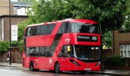 伦敦巴士司机向窗外发射泡泡枪，鼓励路人