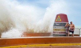 巨大的飓风“海伦”预计将以强风暴的形式袭击佛罗里达州，并袭击内陆地区