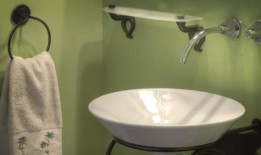 从牛油果色的浴室到乱糟糟的地毯，这些俗气的潮流正在卷土重来