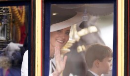 威尔士王妃在纪念国王查理三世的阅兵式上重返公众视野