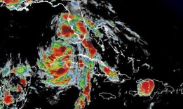 黛比在佛罗里达登陆前增强为一级飓风，东南部地区可能迎来历史性降雨