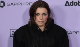 茱莉亚·福克斯在她十几岁的时候，父母对她所知甚少，这让她感到“尴尬”