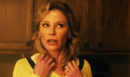 歇斯底里!预告片：《鬼玩人》的布鲁斯·坎贝尔在《撒旦新剧》中回归恐怖喜剧世界