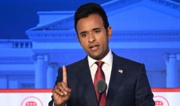 在民意调查中落后的Vivek Ramaswamy正在爱荷华州巡回演讲，一边走一边抨击共和党