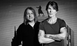 咕咕娃娃唱着90年代的金曲，为摩托头乐队开场，却被斯汀冷落