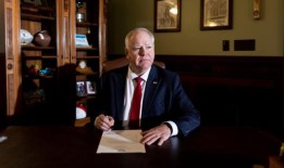 在选择蒂姆·沃尔兹作为她的竞选伙伴，卡玛拉·哈里斯做出了一个共鸣的选择