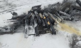 最近一次列车脱轨涉及蒙大拿河附近约25节车厢