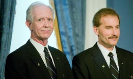 在历史上的这一天，2009年1月15日，美国航空公司的航班奇迹般地降落在哈德逊河上