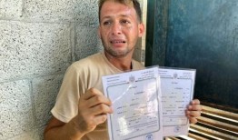 刚出生的双胞胎在父亲登记出生时在空袭中丧生