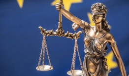 阿拉巴马州一名女子认罪，她13个月大的儿子在她“翻垃圾桶”时死亡