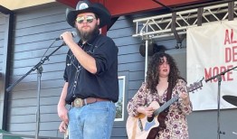 阿拉巴马奔驰汽车工会投票前工会集会：“工资、工作条件和福利得到改善”