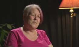 由于无法支付葬礼费用，这位母亲的悲伤与她躺在冰箱里的女儿一起加剧