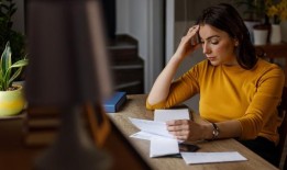 近一半的美国人说债务正在影响他们的健康：研究