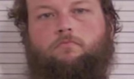 小偷“破坏教堂，然后在圣池中为自己洗礼”｜美国新闻