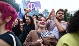 由于提前选举陷入僵局，法国左派占据了大多数席位