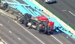 交通部正在检查工作区域，卡车在I-70上翻车，造成三人死亡