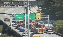 翻车挡住了90号州际公路，司机被困