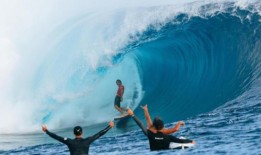 尤因决斗随着潮水的到来，塔希提Pro交付