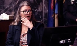 在为期7天的感人证词后，对密歇根校园枪击案凶手母亲的过失杀人罪审判结束