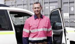 拜尔文惨案发生后，煤炭公司向矿工克里斯·施洛斯致敬