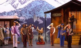 纽约Gilbert & Sullivan Players的《The Mikado》剧组布景