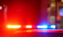 阿拉巴马州一名熟睡的女子发现男子将自己和孩子锁在浴室里