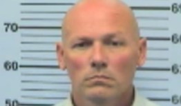 诉讼称，阿拉巴马州学生被指控性虐待案件的受害者被告知不能打垒球