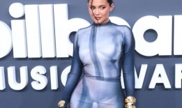 凯莉·詹娜“出门一定要涂防晒产品”