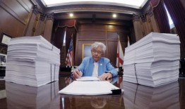 阿拉巴马州州长希望1亿美元的学校基金用于监狱建设