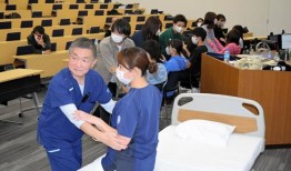 教授传授如何在不伤害背部的情况下举起病人的技巧