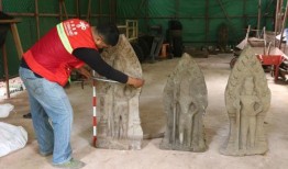 柬埔寨考古学家在吴哥窟联合国教科文组织遗址发现了几个世纪前的砂岩雕像