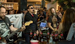 赚钱的人烧烤摇滚派对