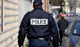 is＜e：1＞：两名持有卡拉什尼科夫冲锋枪和手枪的人被捕