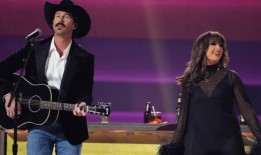 阿拉巴马州乡村歌手在CMA颁奖典礼上演唱了精彩的二重唱：“他们着火了”