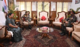 阿萨姆步枪队队长向曼尼普尔邦省长汇报安全形势和准备情况