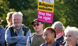 反种族主义示威者聚集在巴斯盖特和佩斯利进行反抗议