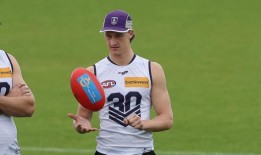 弗里曼特尔码头工人支持杰·阿米斯在进球前的艰难奔跑中找到踢脚鞋