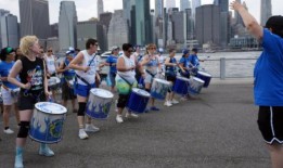 Fogo Azul纽约鼓线总监如何度过她的周日