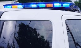 一名男子在与费耶特维尔警方交火后被送往医院，并将自己封锁了几个小时