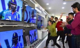 观众们，座无虚席的体育场迎来了板球世界杯