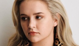 莫莉·梅·黑格在谈到汤米·弗瑞分手时，为《Vogue》杂志拍摄了一组极具魅力的照片