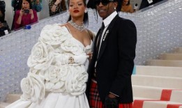 洛奇的儿子继承了蕾哈娜的“大额头”