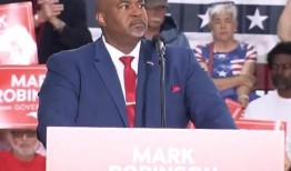 罗宾逊为支持他竞选的教会辩护