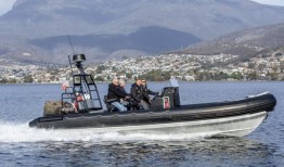 乌克兰驻澳大利亚大使检查开往前线的哨兵船只