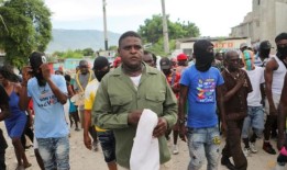 海地黑帮如何成长为“弗兰肯斯坦”怪物，由一个名叫“烧烤”的罪犯领导