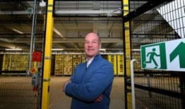 观察：在为圣诞节做准备的时候，在幕后看看亚马逊新的巨大配送中心