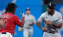 守护者队的约瑟·Ramírez将白袜队的蒂姆·安德森击倒在地