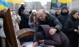 “我们的丈夫没有为乌克兰参战，所以我们可以坐在一起哭”