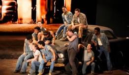 《局外人》(The Outsiders)在托尼奖(Tony Awards)上获得最佳音乐剧奖和最佳立体声剧奖