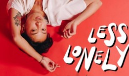 评论：评论家如何看待杰斯·汤姆的独唱喜剧《不那么孤独》？